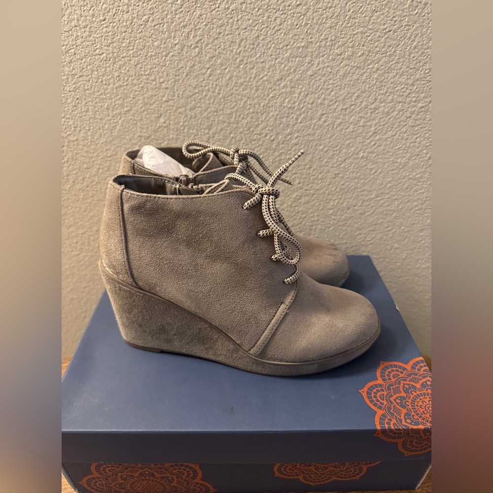 NEW - CARLOS by Carlos Santa Women’s Size 6.5 Wills Lace-up Wedge Ankle Boots